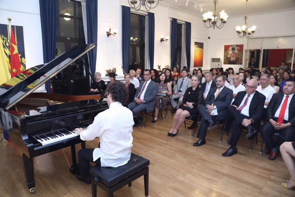 Tuvo lugar en la Embajada de Colombia con obras del repertorio clásico colombiano y universal.